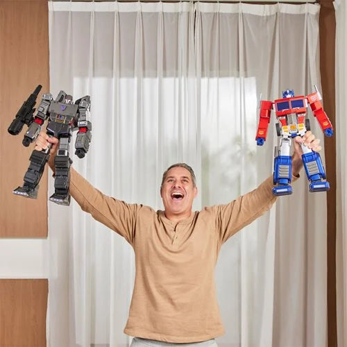 Transformers Megatron Flagship Auto-Converting Robot
Transformers Robosen Robotics Action Figures. Item Number: RRBWZTG1